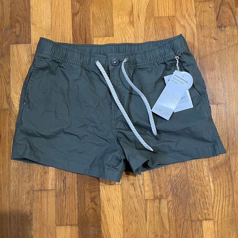 Vuori ripstop shorts NWT L